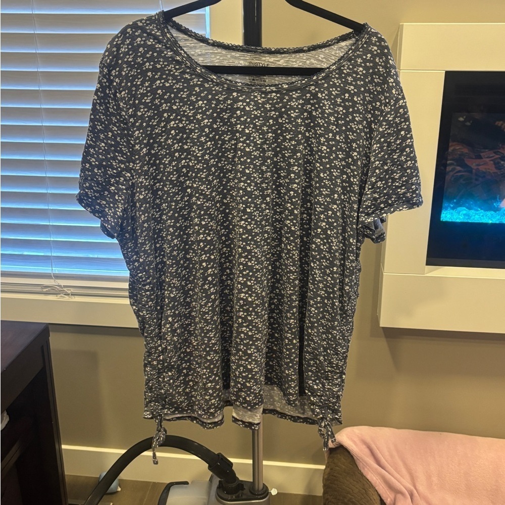 Scoop Neck Short Sleeve Tee in Dusty Blue Floral